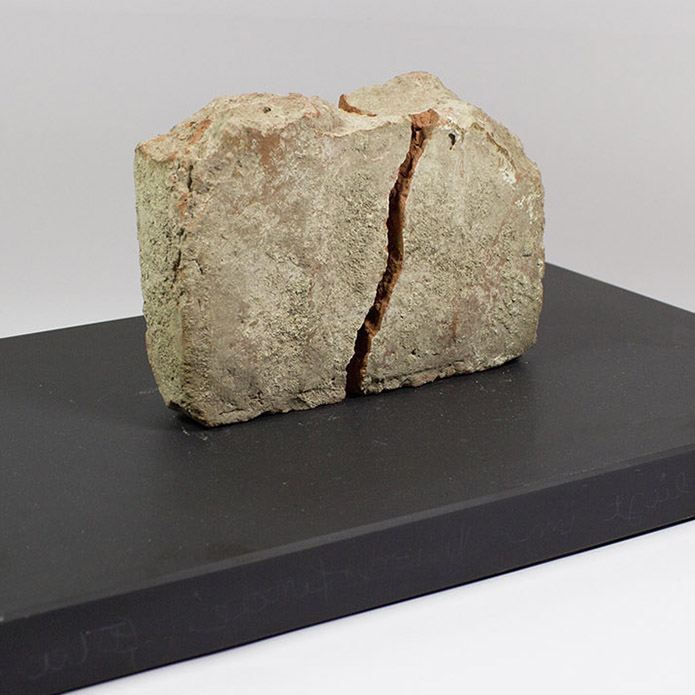 DAS GLÜCK LIEGT IM WIEDERFINDEN 2, 2-teiliges Fundstück, Stein, ca. 11 x 10 x 5 cm, 2012